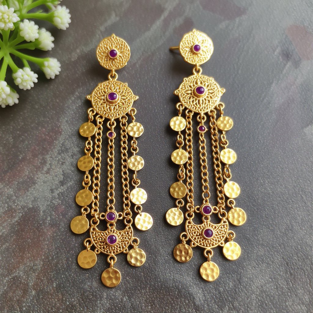 Серьги длинные на цепочках матовое золото мятое. Символ схематично созвездие. Маленькие фиолетовые камушки