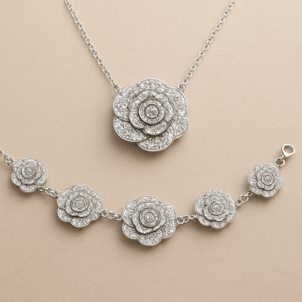 اسوارة وعقد (تصميم العقد : دائري باللون الفضي ومن الامام ورد كبير مصمم من حجر الالماس المرصع باللون الفضي مدموج مع اصفر فاتح اول وردتين من الجهتين يكونو كبار بس الباقي يكونوا اصغر بالحجم ، الاسوارة تكون كلها ورد زي اللي الوصف ذكرته بس مش كبير كثير عادي يعني الوردات يكونوا ملصقات ببعض 