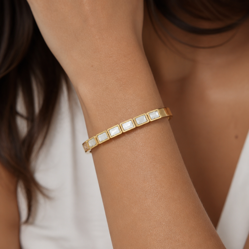 A women's bracelet. colocar a joia no braço de modelo
coloque a peça no braço da modelo
using the attached image as a visual reference, create A women's bracelet. colocar a joia no braço de modelo
coloque a peça no braço da modelo. photorealistic, just the design no text