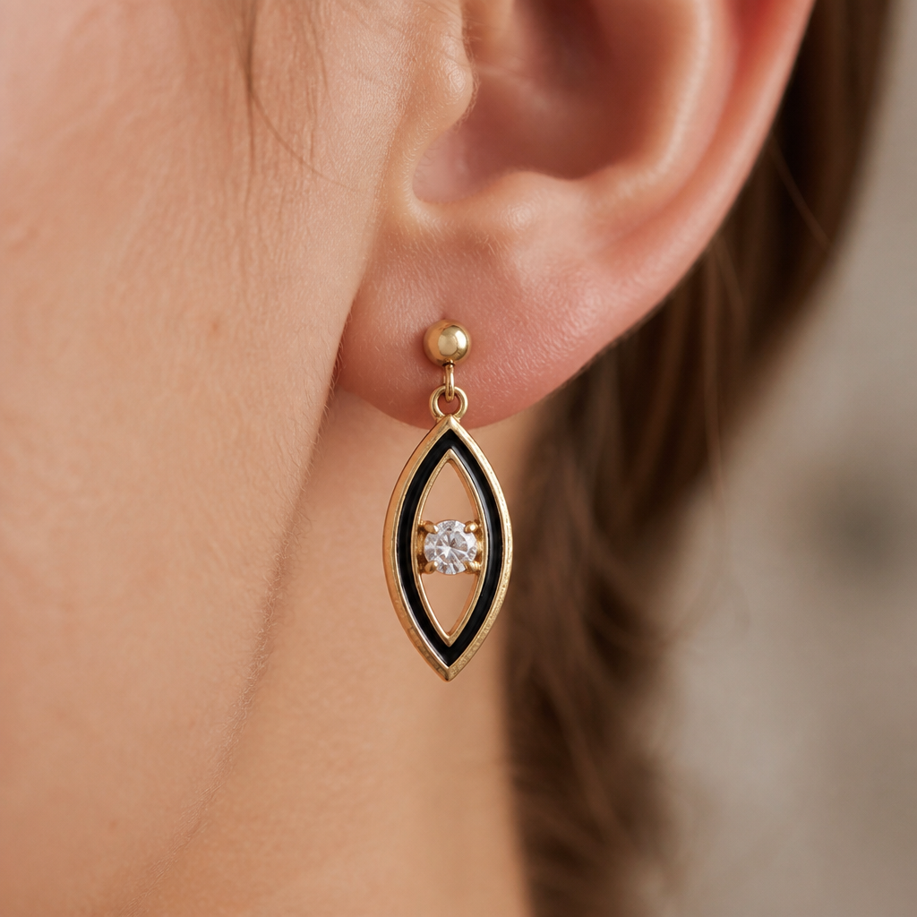 Aqui está o prompt detalhado para gerar a imagem que você descreveu:
Design de joias, par de brincos dangle em ouro amarelo 18k, pendentes com formato de olho vertical estilizado. No centro de cada olho, um diamante brilhante solitário cravado em garra. O design apresenta linhas limpas e minimalistas com bordas de ouro ligeiramente texturizadas para um visual robusto. Uma linha sutil de esmalte preto delineia o contorno do olho, criando um efeito de delineado dramático e penetrante. Os brincos são presos à orelha por um pequeno pino esférico de ouro polido. Fundo desfocado e suave, close-up focado nos brincos e no lobo da orelha, iluminação suave e difusa para realçar o brilho do ouro e do diamante, alta resolução, fotorrealismo.
photorealistic jewelry design, Aqui está o prompt detalhado para gerar a imagem que você descreveu:
Design de joias, par de brincos dangle em ouro amarelo 18k, pendentes com formato de olho vertical estilizado. No centro de cada olho, um diamante brilhante solitário cravado em garra. O design apresenta linhas limpas e minimalistas com bordas de ouro ligeiramente texturizadas para um visual robusto. Uma linha sutil de esmalte preto delineia o contorno do olho, criando um efeito de delineado dramático e penetrante. Os brincos são presos à orelha por um pequeno pino esférico de ouro polido. Fundo desfocado e suave, close-up focado nos brincos e no lobo da orelha, iluminação suave e difusa para realçar o brilho do ouro e do diamante, alta resolução, fotorrealismo.
, minimalist style, just the design no text