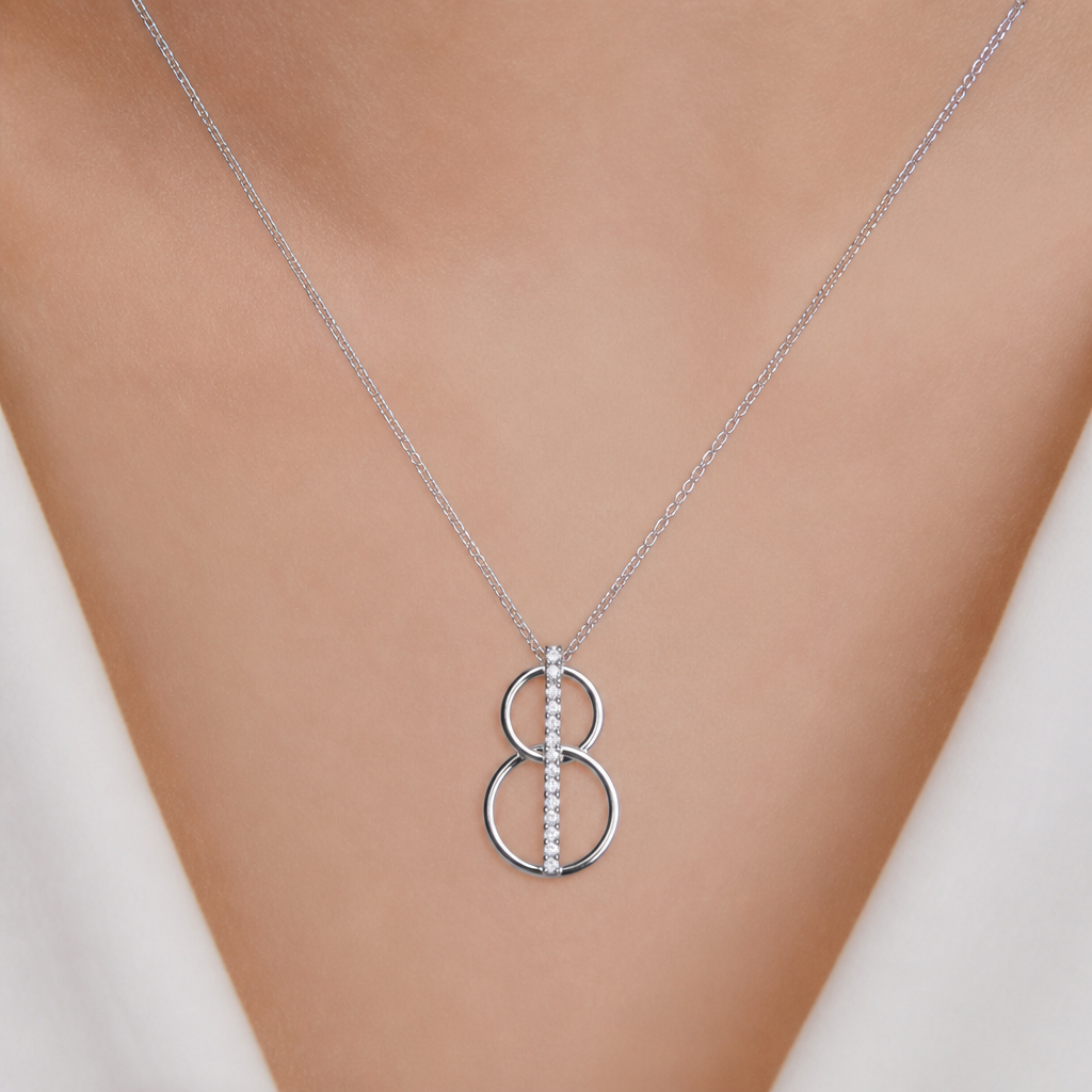 A women's pendant made of silver. collier avec 2 cercles fin, un par dessus l'autre,sans diamand, cercle du dessus plus petit, relié par une ligne de diamands qui est dans les cercles, cercles superposé haut en bas, design petit
photorealistic jewelry design, A women's pendant made of silver. collier avec 2 cercles fin, un par dessus l'autre,sans diamand, cercle du dessus plus petit, relié par une ligne de diamands qui est dans les cercles, cercles superposé haut en bas, design petit, modern style, just the design no text