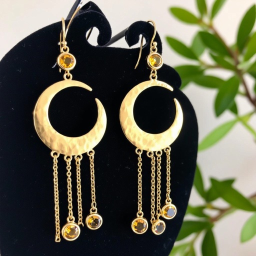 Золотые серьги полумесяц вертикальный 2 см, сверху крепится к швензе. От полумесяца идет три цепочки золотого цвета, у каждой на конце камушек цитрит