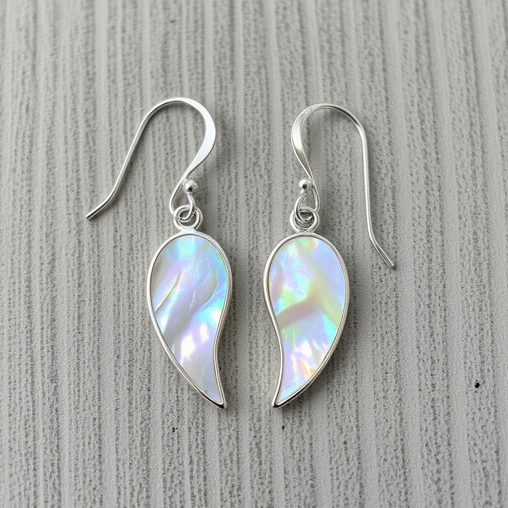 Серьги серебряные в виде белого крыла ангела из перламутра 