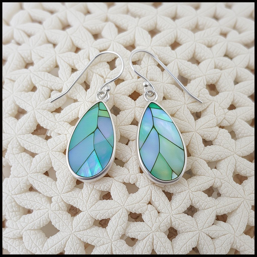 Серьги серебряные в виде бирюзового с переливами половины крыла бабочки из перламутра 