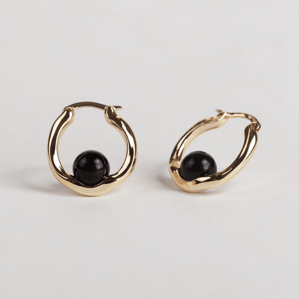 Argola 3mm em formato orgânico com uma semente de açaí preta presa dentro da argola
photorealistic jewelry design, Argola 3mm em formato orgânico com uma semente de açaí preta presa dentro da argola, just the design no text
