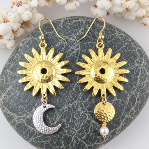 Золотые серьги словно мятое золото в форме горящего солнца с волнистыми лучами, в центре солнца круглая дыра. крепится к застежке серьги. К нижней части солнца крепятся подвески: миниатюрная серебристая луна, очень маленький жемчуг и маленький золотой кружочек с мятым эффектом плоский