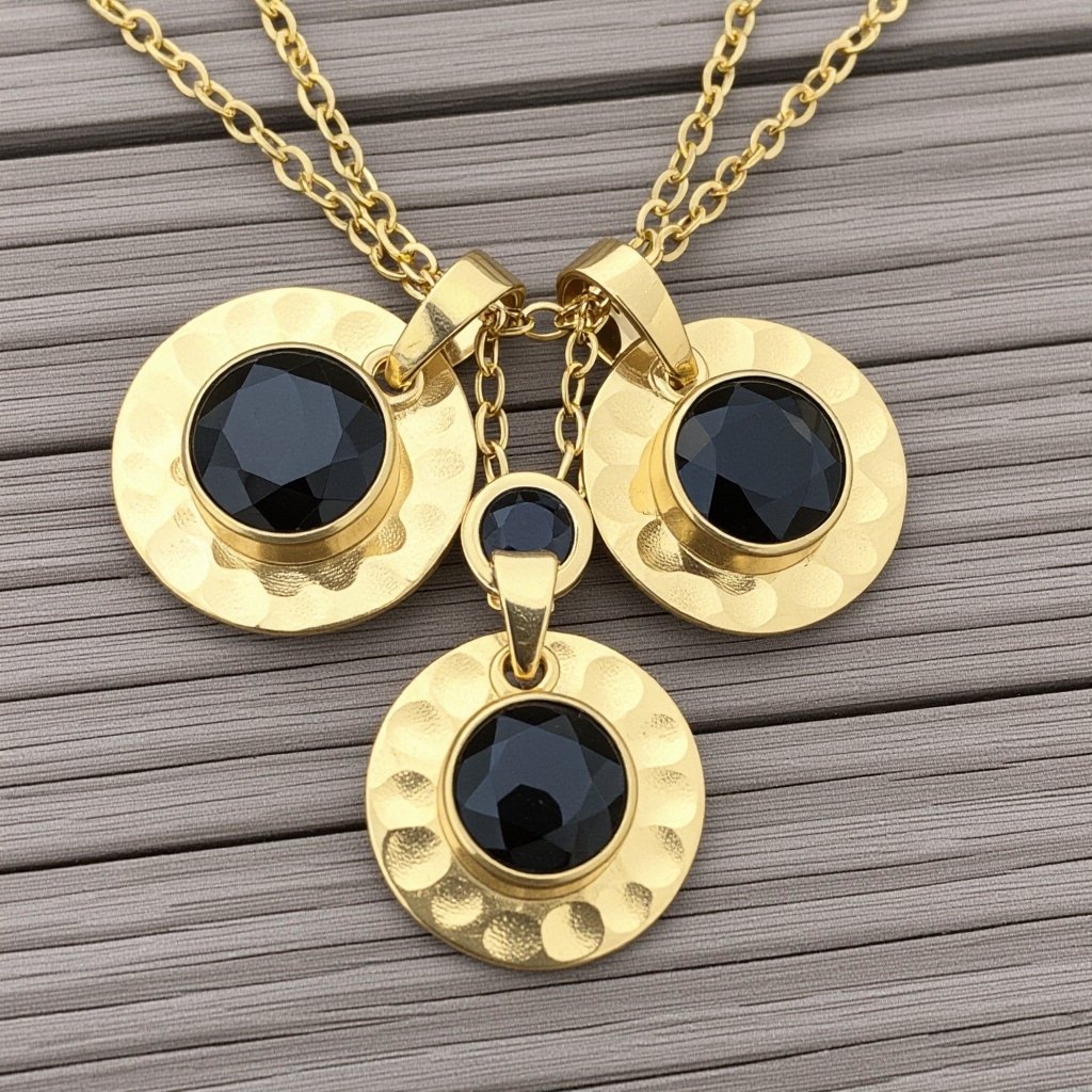 Подвеска из трех полумесяцев с узорами и камнями раухтопаза из матового неровного светлого золота с узорами соединенных цепочкой сверху самый широкий полукруг дальше средний и снизу самый маленький