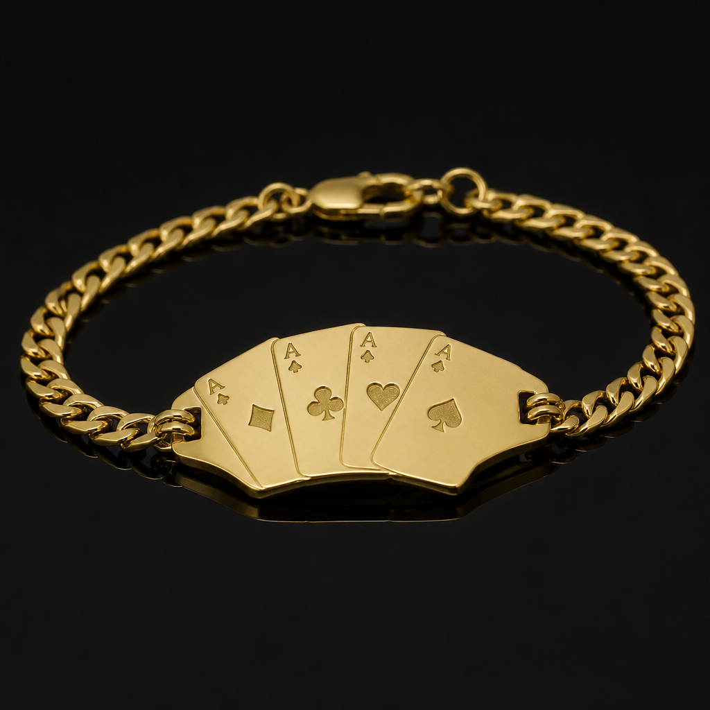 A minimalist men's bracelet made of gold. pulsera con placa de 4 cartas de poker de Ases con su respectiva letra A