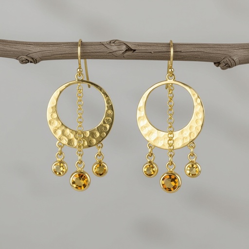 Золотые серьги полумесяц вертикальный 2 см, сверху крепится к швензе. От полумесяца идет три цепочки золотого цвета, у каждой на конце камушек цитрит