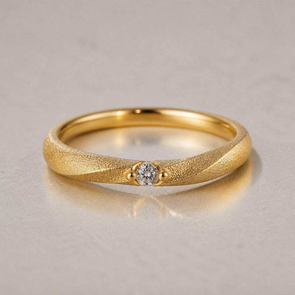 A women's ring. fede completamente oro con punto luce delicatissimo al centro, e una decorazione satinata oro che avvolga tutta la fede
elegante semplice e femminile
photorealistic jewelry design, A women's ring. fede completamente oro con punto luce delicatissimo al centro, e una decorazione satinata oro che avvolga tutta la fede
elegante semplice e femminile, modern style, just the design no text