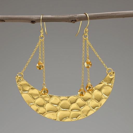 Золотые серьги словно мятое золото в форме узкого изящного полумесяца. Верхушка полумесяца крепится к застежке серьги.  От полумесяца идет три цепочки, у каждой на конце мелкий камушек цитрин