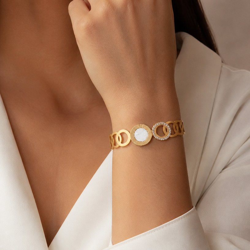 A women's bracelet. Bracelete em aço inox dourado com detalhes elegantes e sofisticados!
Quero que coloque a peça na modelo
using the attached image as a visual reference, create A women's bracelet. Bracelete em aço inox dourado com detalhes elegantes e sofisticados!
Quero que coloque a peça na modelo. photorealistic, just the design no text