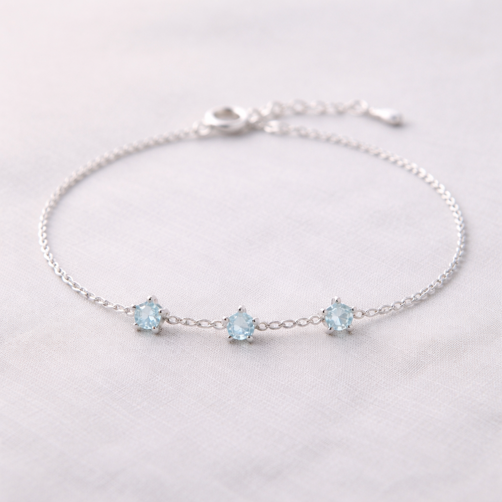 A minimalist women's bracelet made of silver with aquamarine stones suitable for daily wear. pulseira com pequenas estrelas azuis