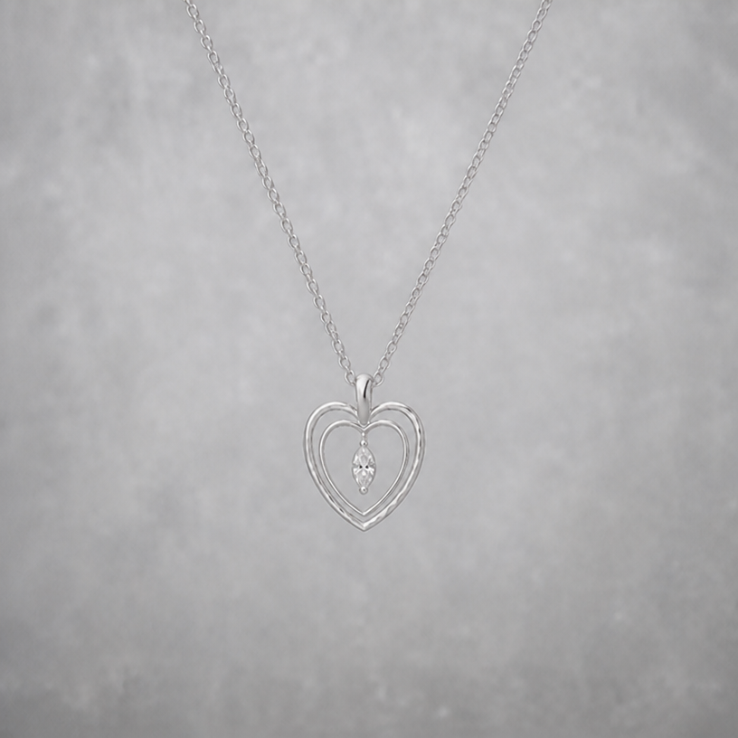 les cwour pareil mais plus petit
edit the attached jewelry design with these instructions: les cwour pareil mais plus petit. keep it photorealistic, just the design no text