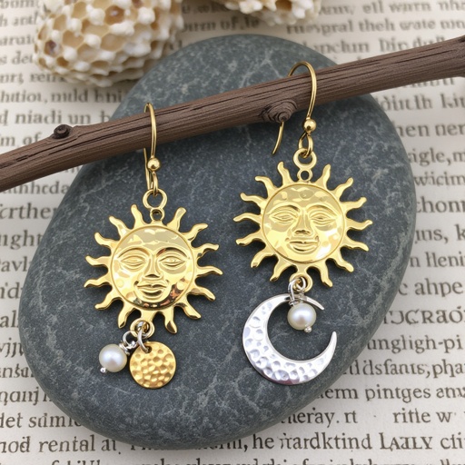 Золотые серьги словно мятое золото в форме солнца с волнистыми лучами, в центре солнца круглая дыра. крепится к застежке серьги. К нижней части солнца крепятся подвески: миниатюрная серебристая луна, очень маленький жемчуг и маленький золотой кружочек с мятым эффектом плоский