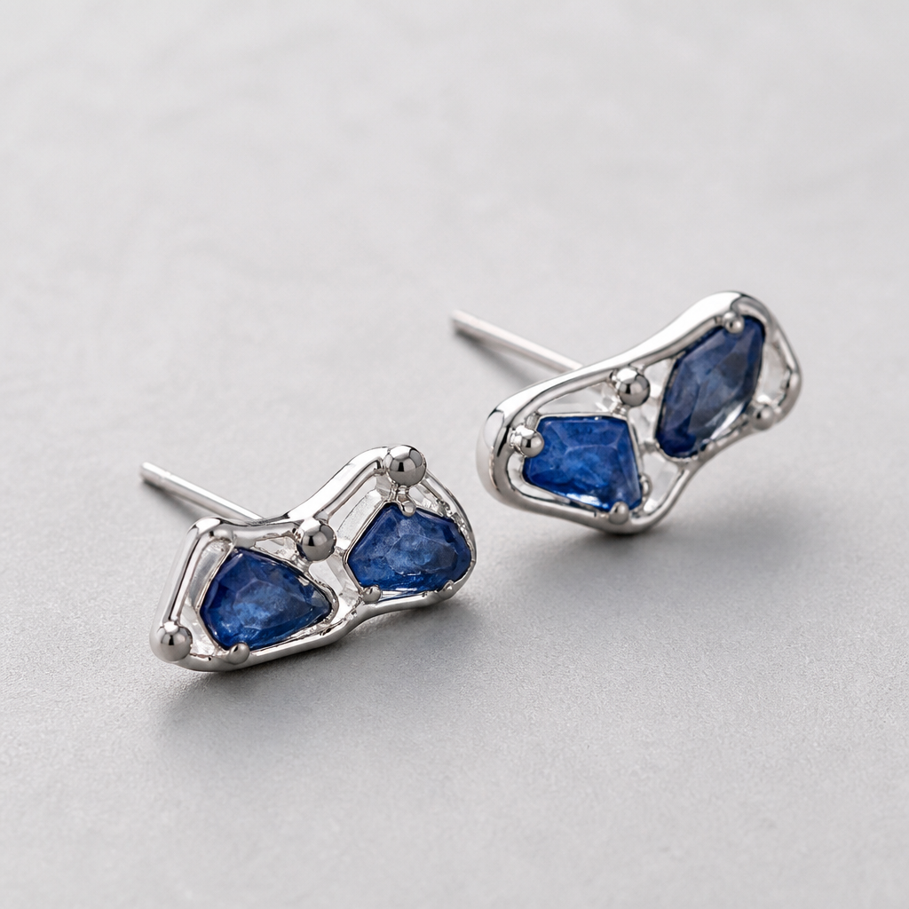 A women's earrings made of silver with sapphire stones suitable for daily wear. 從照片的彩寶石,隨意形 地用銀黏土造成戒指. 適合年輕少女
photorealistic jewelry design, A women's earrings made of silver with sapphire stones suitable for daily wear. 從照片的彩寶石,隨意形 地用銀黏土造成戒指. 適合年輕少女, modern style, just the design no text