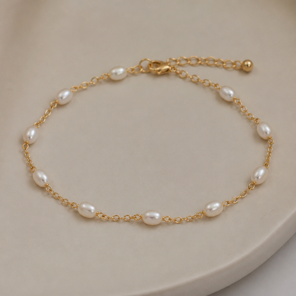 A minimalist women's bracelet made of gold with pearl stones. perlas de 3x5 mm
photorealistic jewelry design, A minimalist women's bracelet made of gold with pearl stones. perlas de 3x5 mm, minimalist style, just the design no text