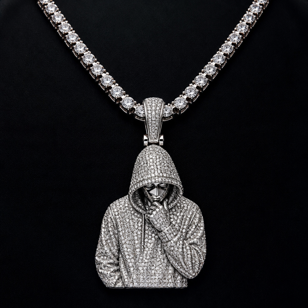 A estate men's necklace made of silver with diamond stones suitable for daily wear. una cadena con vvs blanca con un digen de un hombre con capucha