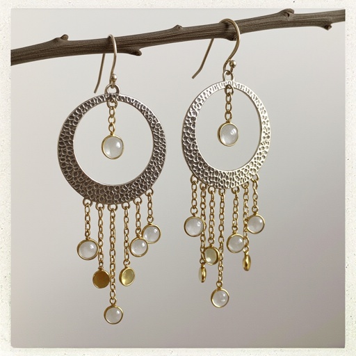 Серебряные серьги словно мятое серебро полумесяц вертикальный 2 см, сверху крепится к швензе. От полумесяца идет три цепочки золотого цвета, у каждой на конце мелкий камушек лунный камень