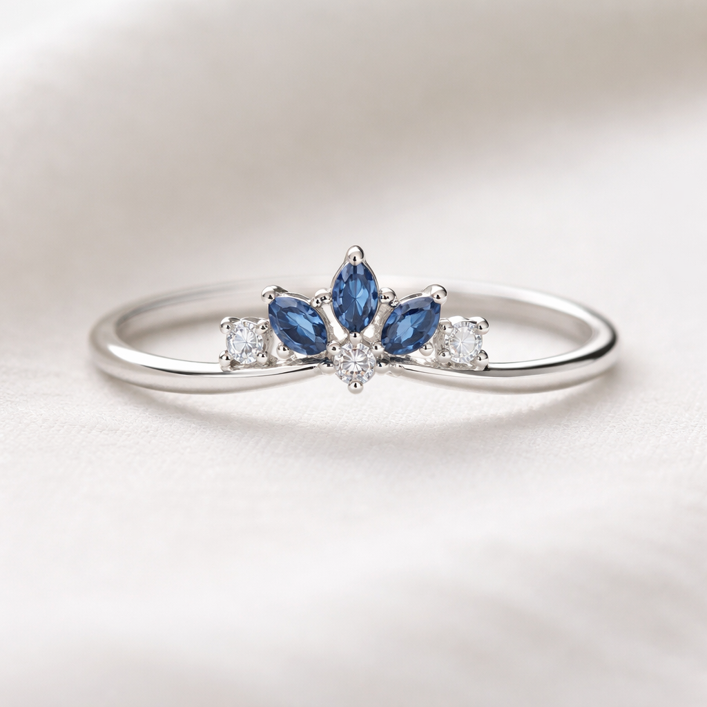 A minimalist women's ring made of silver with diamond and sapphire stones suitable for daily wear. anel em estilo coroa