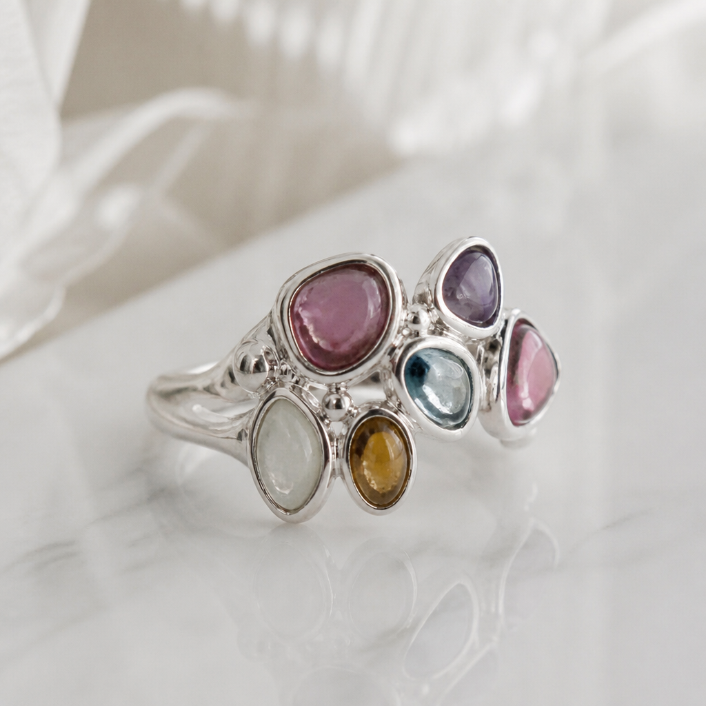 A women's earrings made of silver suitable for daily wear. 從照片的彩寶石,隨意形 地用銀黏土造成戒指. 適合年輕少女
photorealistic jewelry design, A women's earrings made of silver suitable for daily wear. 從照片的彩寶石,隨意形 地用銀黏土造成戒指. 適合年輕少女, modern style, just the design no text