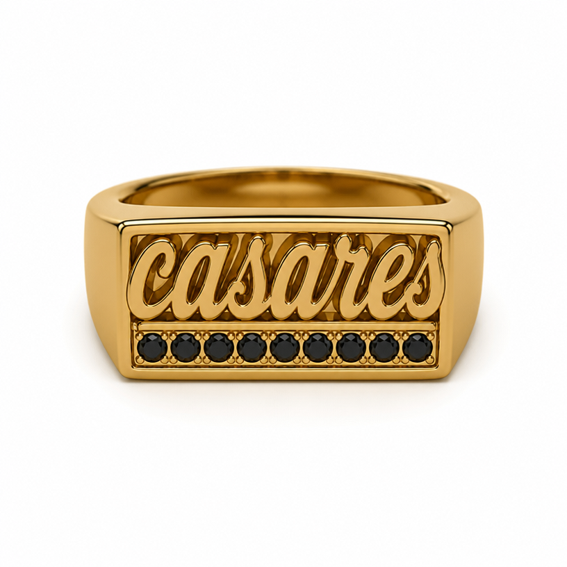 A women's ring. quiero cambiar los diamantes verdes por negros que diga así mismo Casares que se vea muy masculino
using the attached image as a visual reference, create A women's ring. quiero cambiar los diamantes verdes por negros que diga así mismo Casares que se vea muy masculino. photorealistic, just the design no text