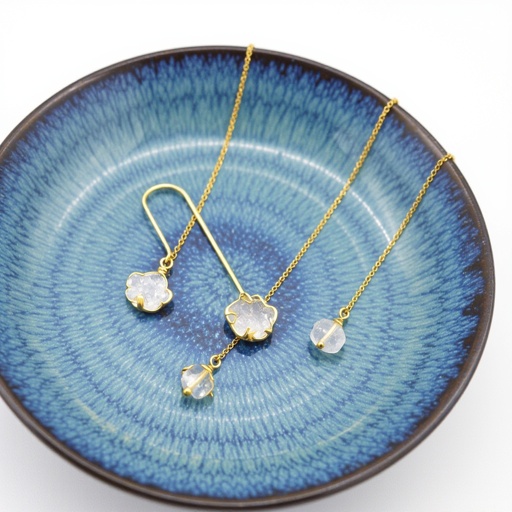 Серьги золото изящный маленький плоский лотос с необработанным маленьким хрусталем в центре, от лотоса идет золотая цепочка вниз с еще одним маленьким камушком хрусталя