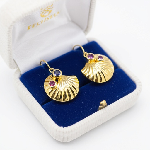 Золотые серьги в виде золотой спиральной ракушки украшенной тремя маленькими камнями 