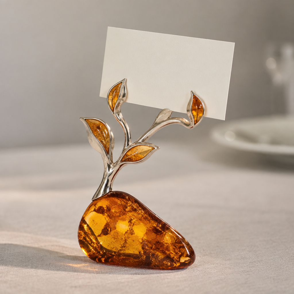 Stalo vardines korteles laikiklis sidabras ir gintaras
photorealistic jewelry design, Stalo vardines korteles laikiklis sidabras ir gintaras, just the design no text