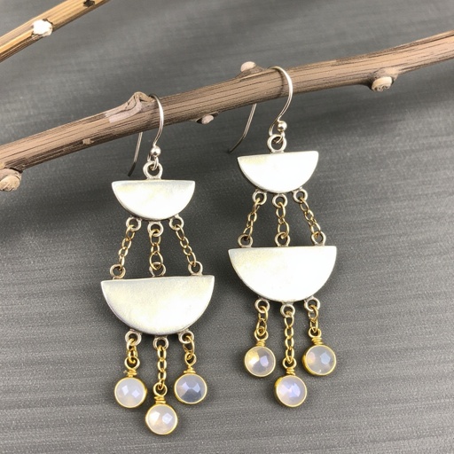 Серебряные серьги словно мятое серебро полумесяц вертикальный 2 см, сверху крепится к швензе. От полумесяца идет три цепочки золотого цвета, у каждой на конце мелкий камушек лунный камень