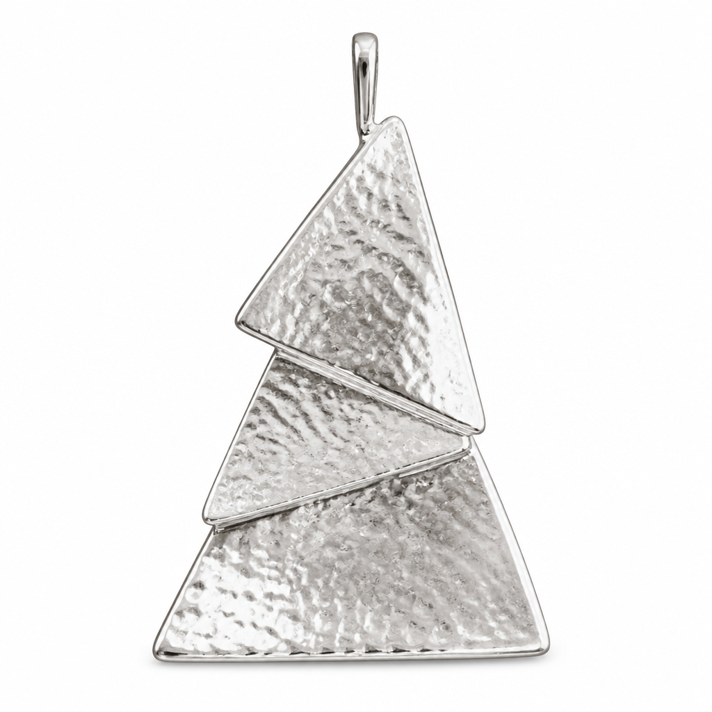 A women's ring. un ciondolo fatto di tre triangoli sovrapposti e sfalzati in argento lucido e battuto
photorealistic jewelry design, A women's ring. un ciondolo fatto di tre triangoli sovrapposti e sfalzati in argento lucido e battuto, modern style, just the design no text