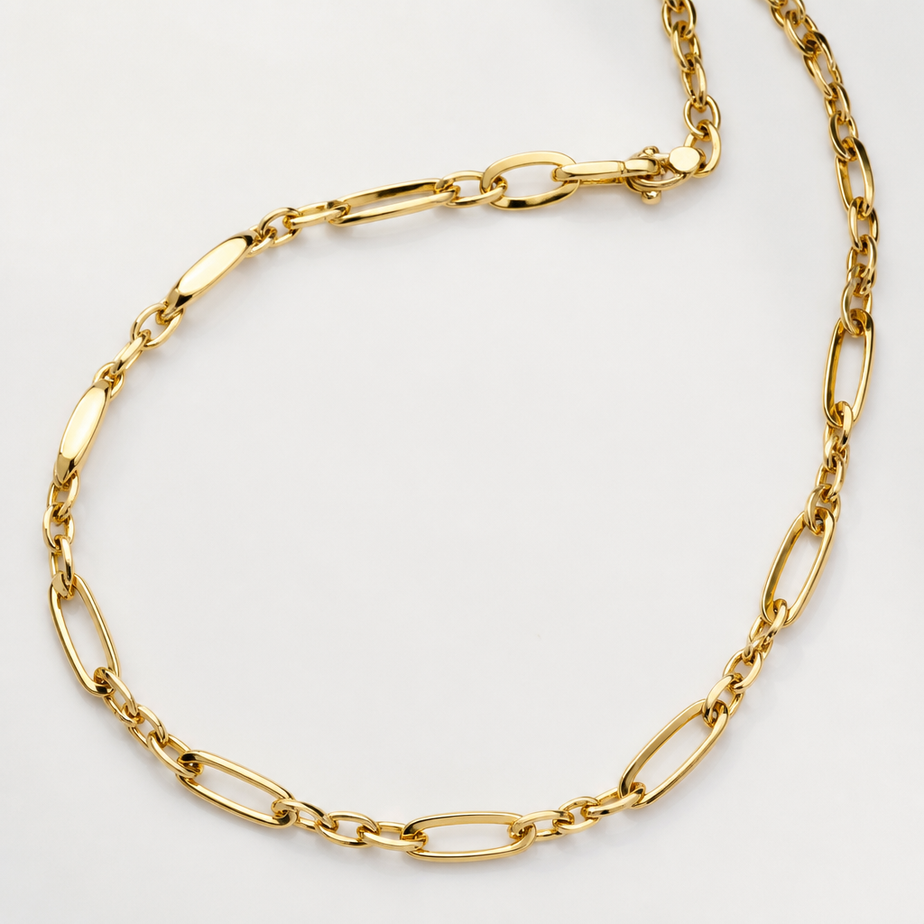 A women's necklace made of gold suitable for daily wear. Una cadena de aproximadamente 25 g de oro