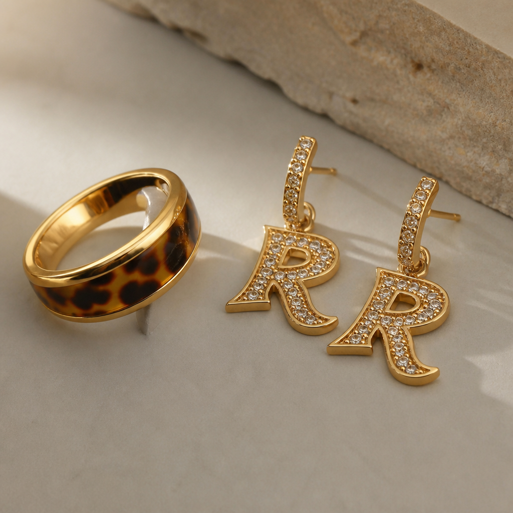 A women's ring. Quiero un anillo de Carey con enchapado de oro Quiero un diseño de aretes con la letra r si lo hip hop
photorealistic jewelry design, A women's ring. Quiero un anillo de Carey con enchapado de oro Quiero un diseño de aretes con la letra r si lo hip hop, modern style, just the design no text