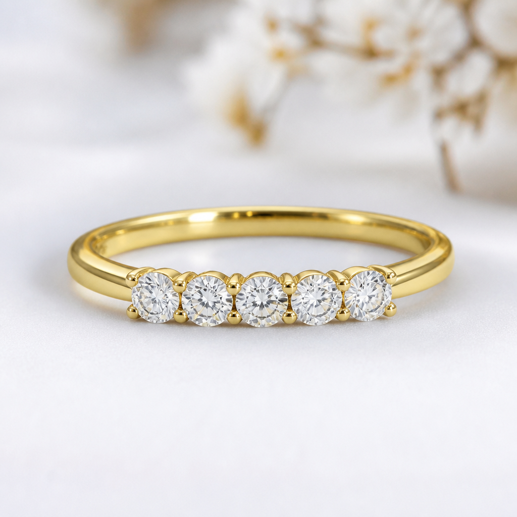 A minimalist women's ring made of gold with diamond stones suitable for engagement. churumbela de 6 diamantes redondos de 0.6 kilates que sea moderna
photorealistic jewelry design, A minimalist women's ring made of gold with diamond stones suitable for engagement. churumbela de 6 diamantes redondos de 0.6 kilates que sea moderna, minimalist style, just the design no text