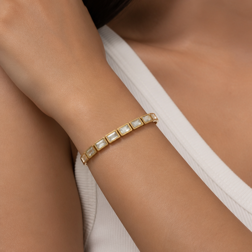 A women's bracelet. colocar a joia no braço de modelo
coloque a peça no braço da modelo
using the attached image as a visual reference, create A women's bracelet. colocar a joia no braço de modelo
coloque a peça no braço da modelo. photorealistic, just the design no text
