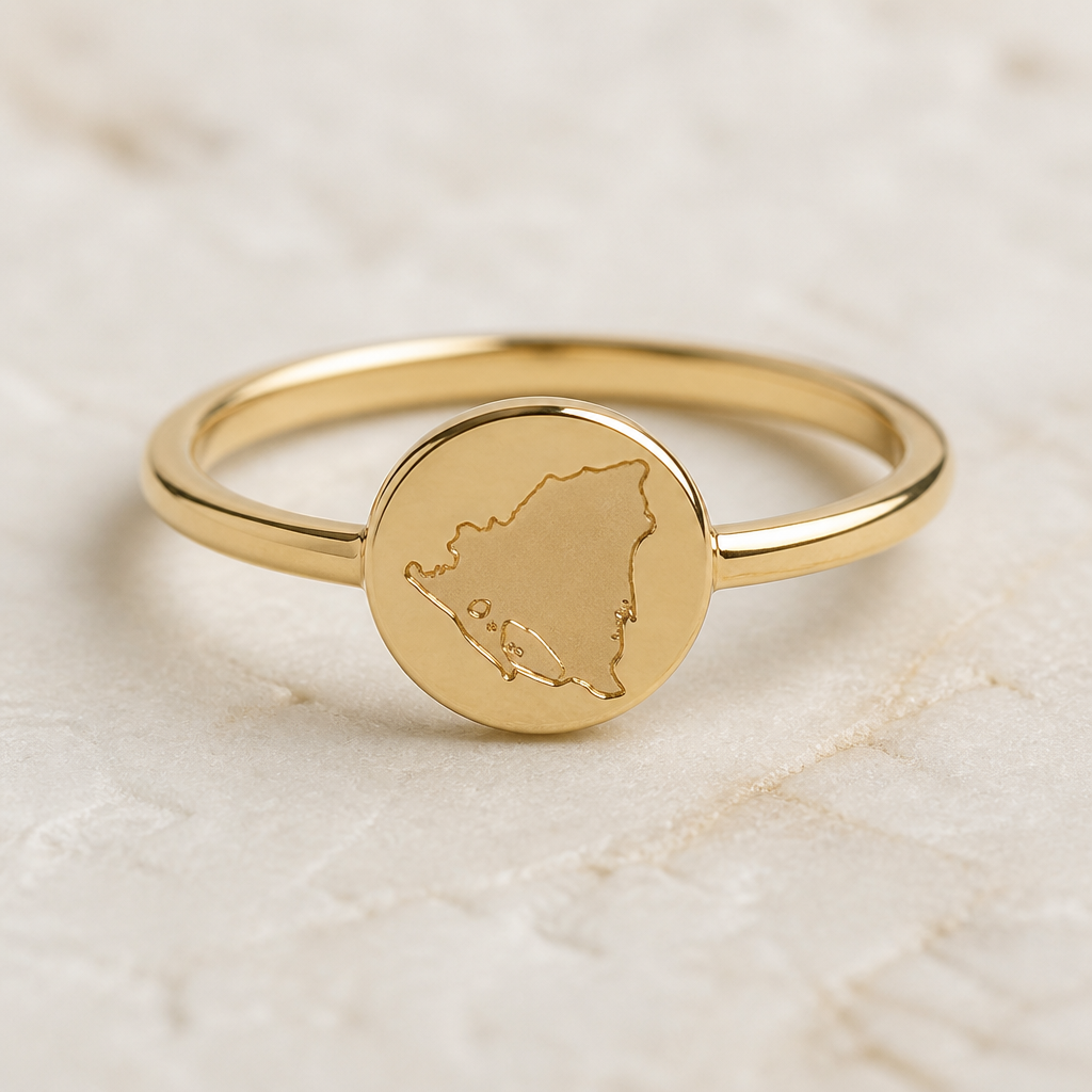 A minimalist women's ring made of gold. Un anillo con un círculo en medio grabado el mapa de Nicaragua
photorealistic jewelry design, A minimalist women's ring made of gold. Un anillo con un círculo en medio grabado el mapa de Nicaragua, minimalist style, just the design no text