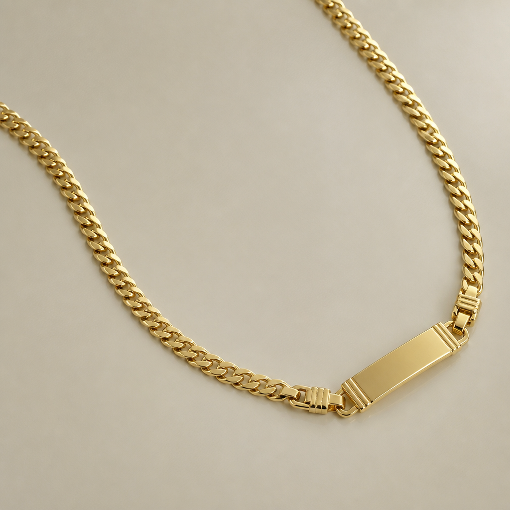 A minimalist men's necklace made of gold suitable for daily wear. Una cadena de aproximadamente 40 g de oro y 55 cm de largo con pin tipo monwco y un grabado que diga "mateo"