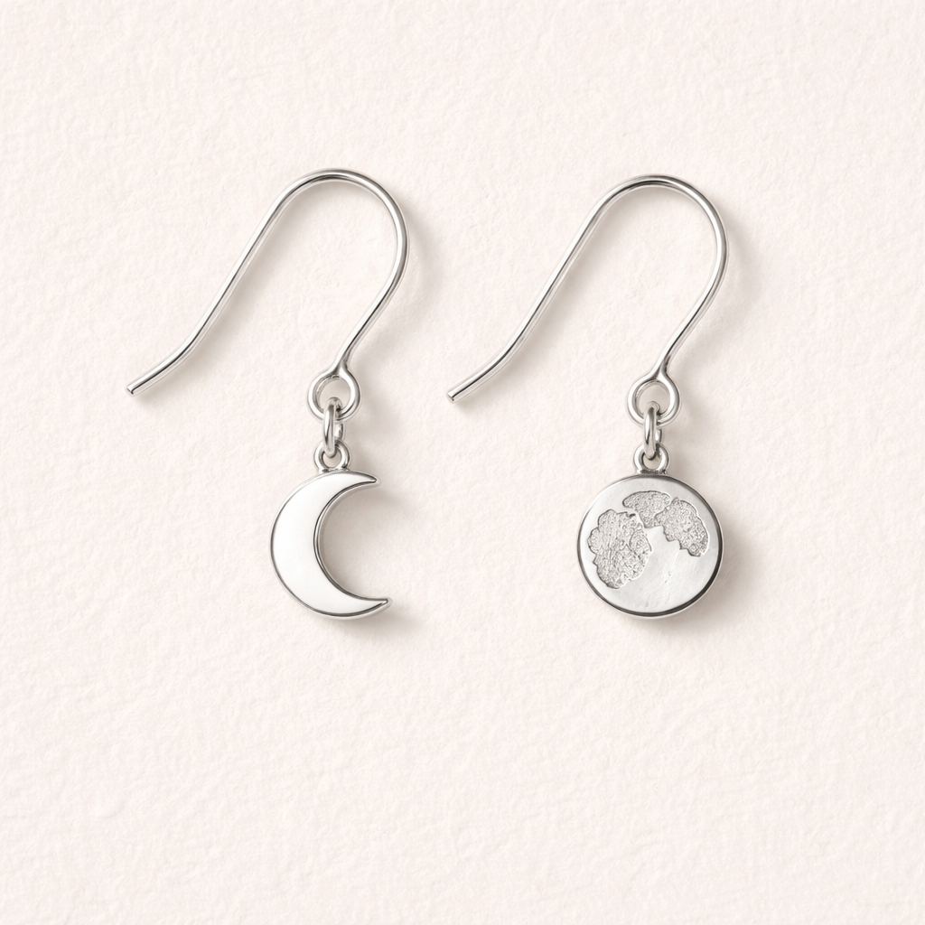 A minimalist women's earrings made of silver suitable for daily wear. frio de brincos cada um com uma fase da lua