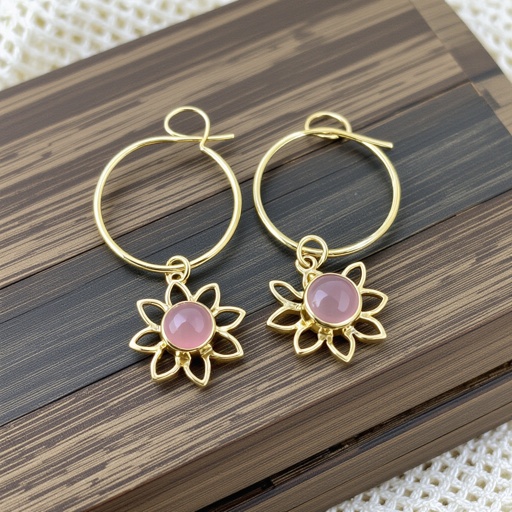 Серьги небольшие кольца, подвеска в виде золотого лотоса шестью лепестками с маленьким розовым кварцем по центру