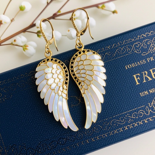 Серьги в виде белого крыла ангела из перламутра в золоте